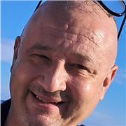 Bonjour je suis à l'aise en langue française et arabe, j'ai une bonne culture générale et et une passion dans l'histoire géo